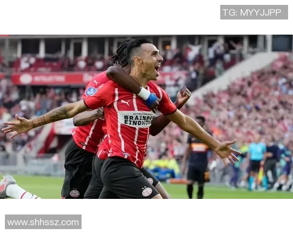 莱万状态火热欧冠赛场10场狂轰12球射手榜领跑稳获金靴荣誉